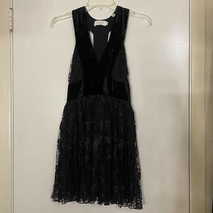 A.L.C. Black floral lace pleated sleeveless top size US small 2